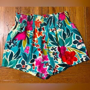Women’s Floral Print Wide Leg Shorts! Size Medium. 🌺